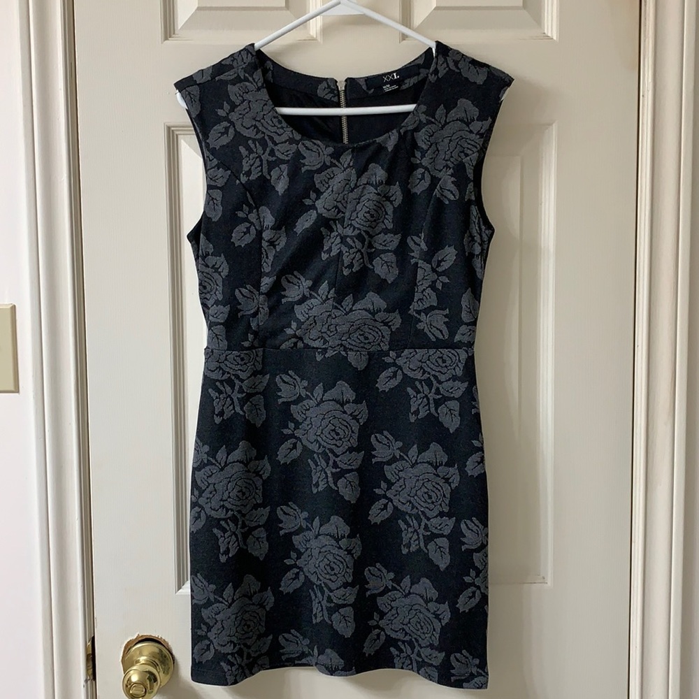 🌷3 for $25🌷XXI, US M, Black & Grey Floral Sleeveless Lined Bodycon Mini Dress